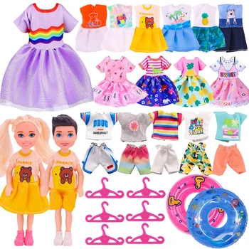 36 шт. Комплект одежды для куклы Келли 6 дюймов включает в себя 5 шт. платье для девочки, 5 шт. Топы для мальчиков и брюки, 2 пары обуви, 2 куклы, 20 вешалок, 2 кольца для плавания Изображение
