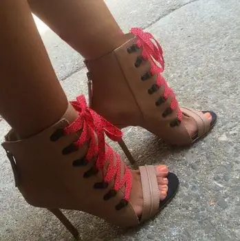 Весенние модные женские ботильоны из коричневой кожи на шнуровке, разноцветные пикантные ботинки на высоком каблуке со шнурками с открытым носком, женские модельные туфли Изображение