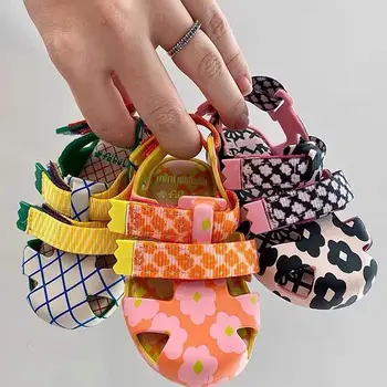 Летние детские сандалии Baotou с отверстиями для мальчиков и девочек, пляжная обувь на пуговицах с красочным рисунком, Желейная обувь с милым принтом, сандалии Изображение