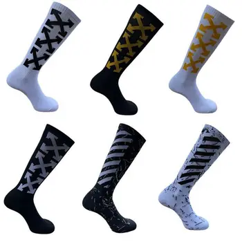 Носки для мужчин и женщин High Street Или Одолжите Свои Баскетбольные носки С персонажем Joker в ретро-черно-белую полоску Футбольные носки Изображение